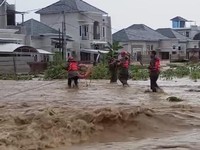 proses evakuasi warga terjebak banjir di Padang. (Dok. Detikcom/Jeka Kampai)