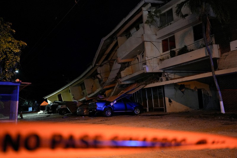 Warga berdiri di dekat mobil-mobil yang rusak akibat tertimpa reruntuhan setelah gempa bumi melanda dekat pesisir selatan Panama, di Penonome, Panama, pada 9 Oktober 2026. (REUTERS/Enea Lebrun)