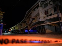 Sebuah mobil rusak akibat tertimpa reruntuhan setelah gempa bumi melanda dekat pantai selatan Panama, di Penonome, Panama, pada 9 Oktober 2026. (REUTERS/Enea Lebrun)