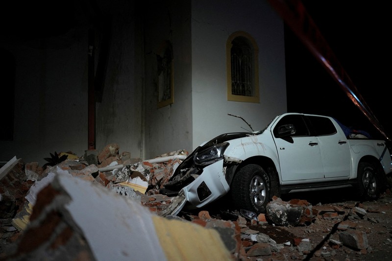 Warga berdiri di dekat mobil-mobil yang rusak akibat tertimpa reruntuhan setelah gempa bumi melanda dekat pesisir selatan Panama, di Penonome, Panama, pada 9 Oktober 2026. (REUTERS/Enea Lebrun)