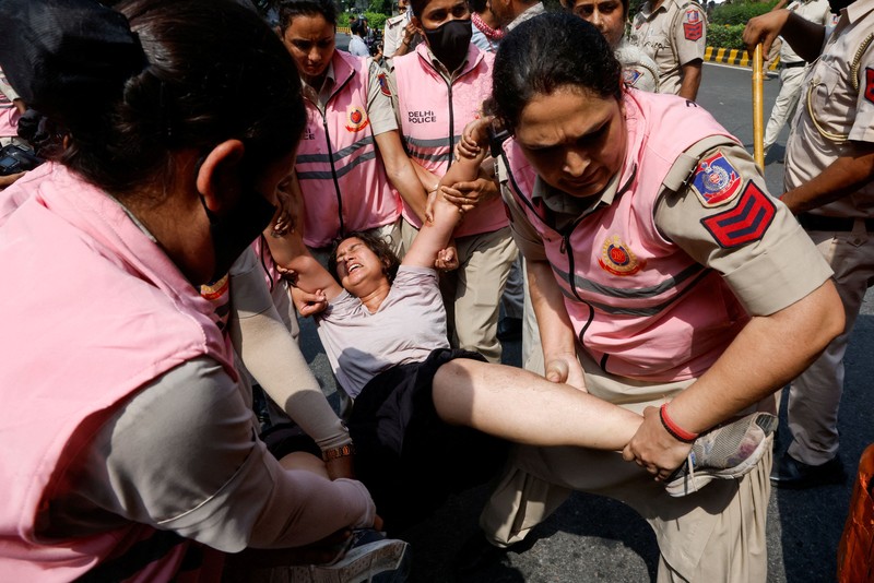 Para pengunjuk rasa diamankan oleh petugas keamanan dalam aksi protes yang digelar oleh Cockroach Janta Party (CJP)&mdash;yang menuntut pengunduran diri Kepala Komisioner Pemilihan Umum India, Gyanesh Kumar&mdash;di dekat lokasi unjuk rasa di New Delhi, India, pada 10 Oktober 2026. (REUTERS/Bhawika Chhabra)