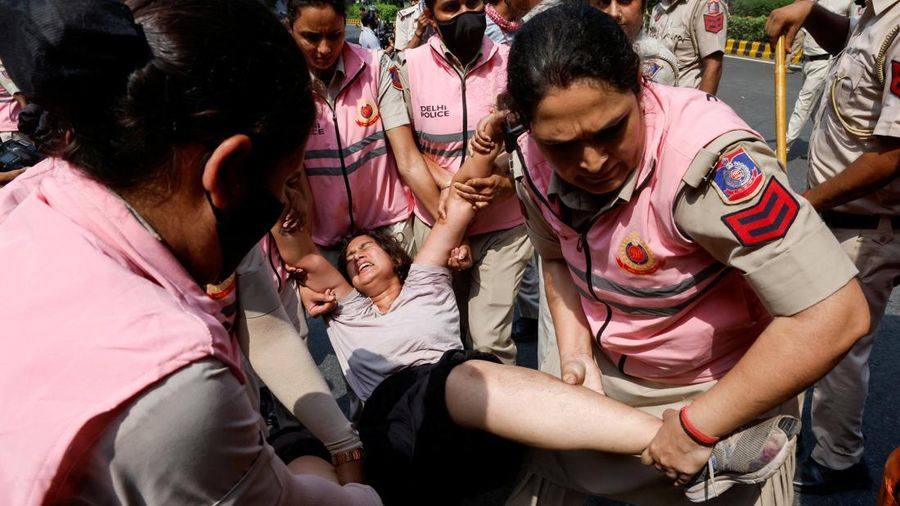 Seorang pengunjuk rasa diamankan oleh petugas keamanan dalam aksi protes yang digelar oleh Cockroach Janta Party (CJP)—yang menuntut pengunduran diri Kepala Komisioner Pemilihan Umum India, Gyanesh Kumar—di dekat lokasi unjuk rasa di New Delhi, India, pada 10 Oktober 2026.
