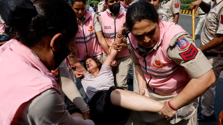 Seorang pengunjuk rasa diamankan oleh petugas keamanan dalam aksi protes yang digelar oleh Cockroach Janta Party (CJP)yang menuntut pengunduran diri Kepala Komisioner Pemilihan Umum India, Gyanesh Kumardi dekat lokasi unjuk rasa di New Delhi, India,