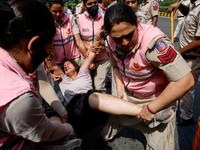 Seorang pengunjuk rasa diamankan oleh petugas keamanan dalam aksi protes yang digelar oleh Cockroach Janta Party (CJP)yang menuntut pengunduran diri Kepala Komisioner Pemilihan Umum India, Gyanesh Kumardi dekat lokasi unjuk rasa di New Delhi, India,