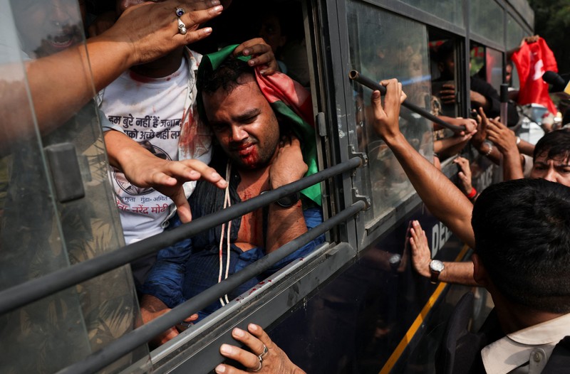Para pengunjuk rasa diamankan oleh petugas keamanan dalam aksi protes yang digelar oleh Cockroach Janta Party (CJP)&mdash;yang menuntut pengunduran diri Kepala Komisioner Pemilihan Umum India, Gyanesh Kumar&mdash;di dekat lokasi unjuk rasa di New Delhi, India, pada 10 Oktober 2026. (REUTERS/Bhawika Chhabra)