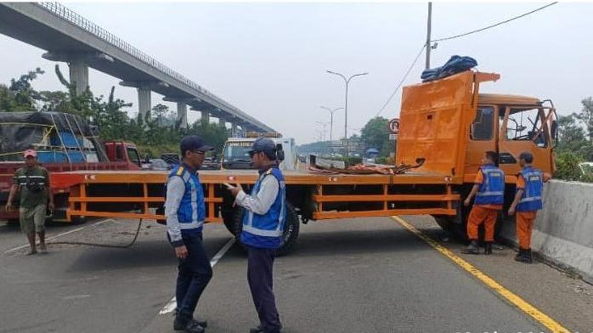 Ilustrasi berita Nasional: Truk Melintang di Tol Cibubur Arah Cawang Dievakuasi, Lalin Kembali Normal