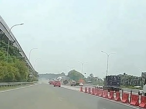 Video Detik-detik Truk Oleng Tabrak Pembatas Jalan di Tol Cibubur