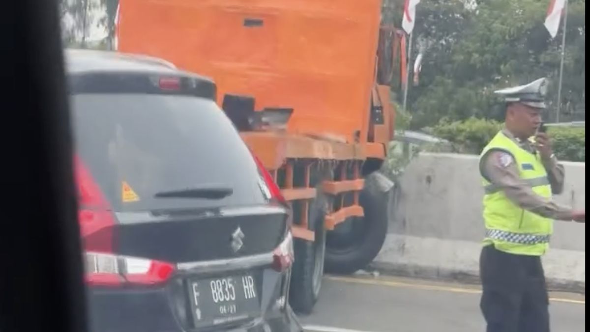 Ilustrasi berita Nasional: Truk Tabrak Pembatas hingga Tutup 2 Lajur, Tol Cibubur Arah Cawang Macet