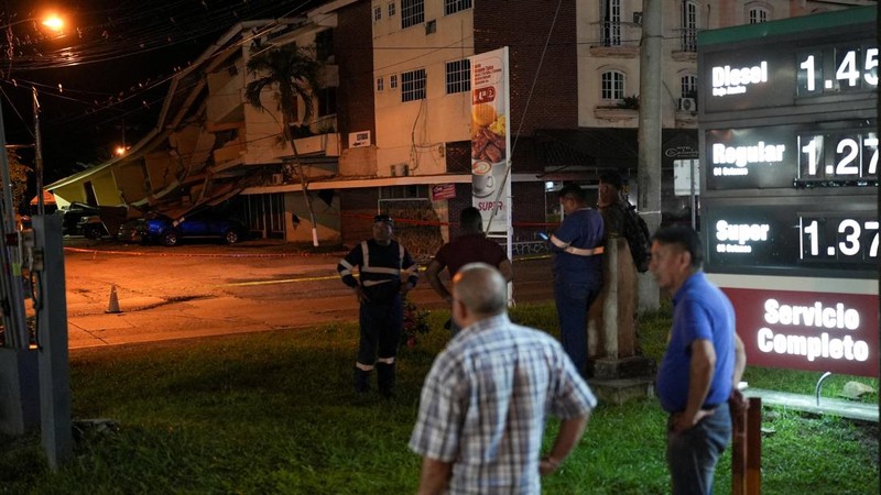 Warga berdiri di dekat mobil-mobil yang rusak akibat tertimpa reruntuhan setelah gempa bumi melanda dekat pesisir selatan Panama, di Penonome, Panama, pada 9 Oktober 2026. (REUTERS/Enea Lebrun)