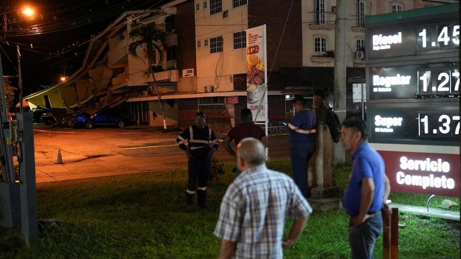 Warga berdiri di dekat mobil-mobil yang rusak akibat tertimpa reruntuhan setelah gempa bumi melanda dekat pesisir selatan Panama, di Penonome, Panama, pada 9 Oktober 2026. Warga berdiri di dekat mobil-mobil yang rusak akibat tertimpa reruntuhan setelah gempa bumi melanda dekat pesisir selatan Panama, di Penonome, Panama, pada 9 Oktober 2026. (REUTERS/Enea Lebrun)