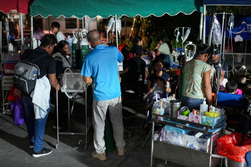 Warga berdiri di dekat mobil-mobil yang rusak akibat tertimpa reruntuhan setelah gempa bumi melanda dekat pesisir selatan Panama, di Penonome, Panama, pada 9 Oktober 2026. (REUTERS/Enea Lebrun)