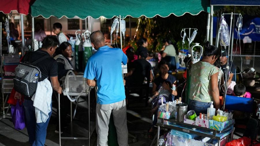 Warga dan pasien berkumpul di luar ruangan setelah dievakuasi dari Rumah Sakit Aquilino Tejeira menyusul gempa bumi yang melanda dekat pesisir selatan Panama, di Penonome, Panama, pada 9 Oktober 2026. Warga dan pasien berkumpul di luar ruangan setelah dievakuasi dari Rumah Sakit Aquilino Tejeira menyusul gempa bumi yang melanda dekat pesisir selatan Panama, di Penonome, Panama, pada 9 Oktober 2026.