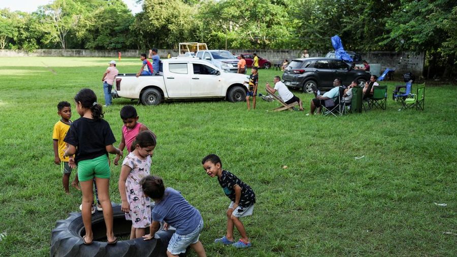 Anak-anak bermain di area terbuka tempat warga bermalam karena khawatir akan gempa susulan setelah gempa bumi melanda dekat pesisir selatan Panama di Tonosi, Panama, pada 10 Oktober 2026. (REUTERS/Enea Lebrun)