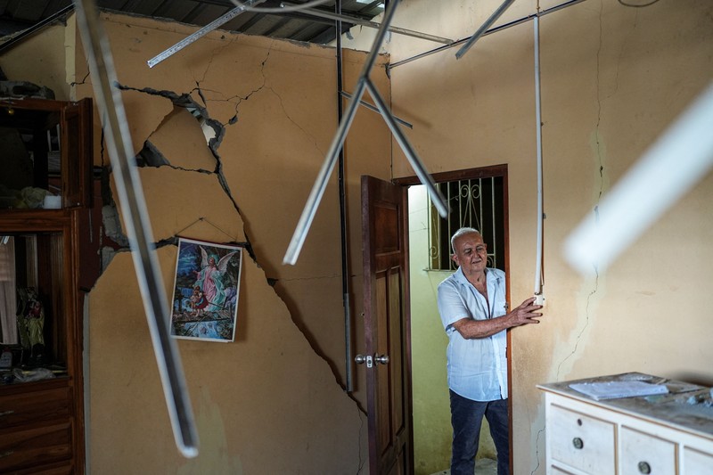Tampilan dari drone memperlihatkan retakan tanah yang membelah lahan pertanian setelah gempa bumi melanda dekat pesisir selatan Panama di Tonosi, Panama, pada 10 Oktober 2026. (REUTERS/Enea Lebrun)