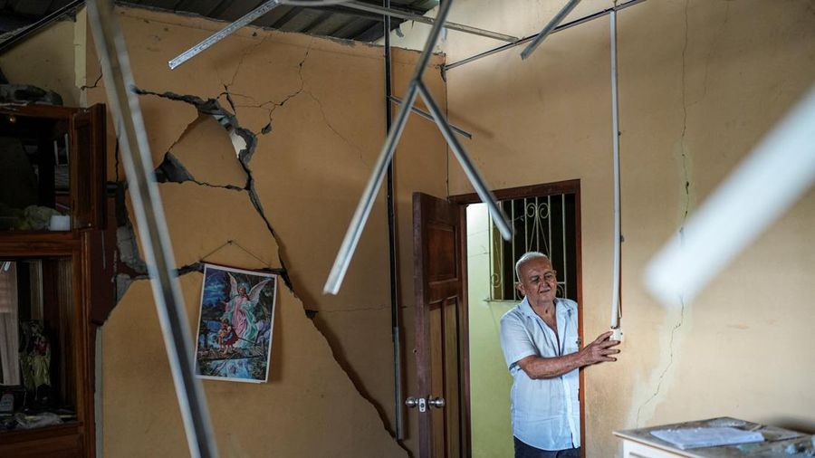 Anibal Gaubeca, 76 tahun, mencoba menyalakan aliran listrik di dalam rumahnya yang rusak setelah gempa bumi melanda dekat pesisir selatan Panama, di Macaracas, Panama, pada 10 Oktober 2026.