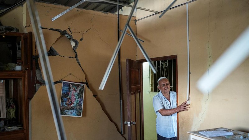 Anibal Gaubeca, 76 tahun, mencoba menyalakan aliran listrik di dalam rumahnya yang rusak setelah gempa bumi melanda dekat pesisir selatan Panama, di Macaracas, Panama, pada 10 Oktober 2026.