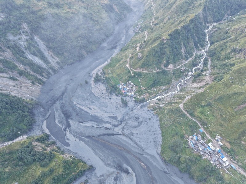 Rekaman udara yang beredar di media sosial memperlihatkan sebuah desa di Provinsi Gandaki, Nepal, terendam banjir setelah arus deras menerjang wilayah Nepal bagian tengah pada Minggu (11/10/2026). (Tangkapan Layar Video AFPTV)