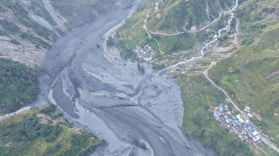 Foto udara memperlihatkan area yang terdampak banjir Sungai Budhi Gandaki akibat tanah longsor kering di Desa Chumnubri, Distrik Gorkha, Nepal, dalam foto yang diperoleh Reuters pada 11 Oktober 2026.