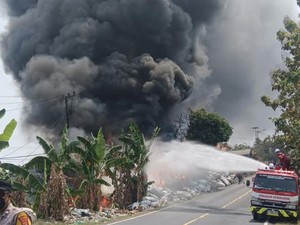 Gudang Pengepul Rongsokan di Lampung Selatan Terbakar