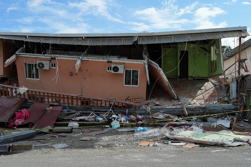 Tampilan dari drone memperlihatkan retakan tanah yang membelah lahan pertanian setelah gempa bumi melanda dekat pesisir selatan Panama di Tonosi, Panama, pada 10 Oktober 2026. (REUTERS/Enea Lebrun)