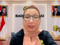 Kepala Badan Geologi Kementerian Energi dan Sumber Daya Mineral (ESDM), Lana Saria saat menyampaikan terkait perkembangan erupsi Gunung Anak Krakatau. (Dok. Badan Geologi Kementerian ESDM)