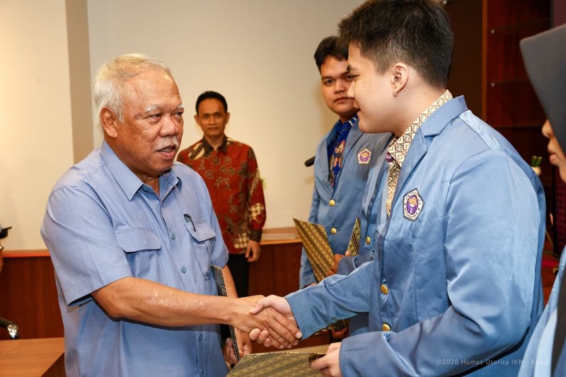 Kepala Otorita Ibu Kota Nusantara (IKN) Basuki Hadimuljono menyambut mahasiswa angkatan pertama Universitas Gunadarma IKN dalam kuliah umum di Gedung N1 Universitas Gunadarma IKN, Senin (28/9/2026). (Dok. Humas OIKN/Kevin)