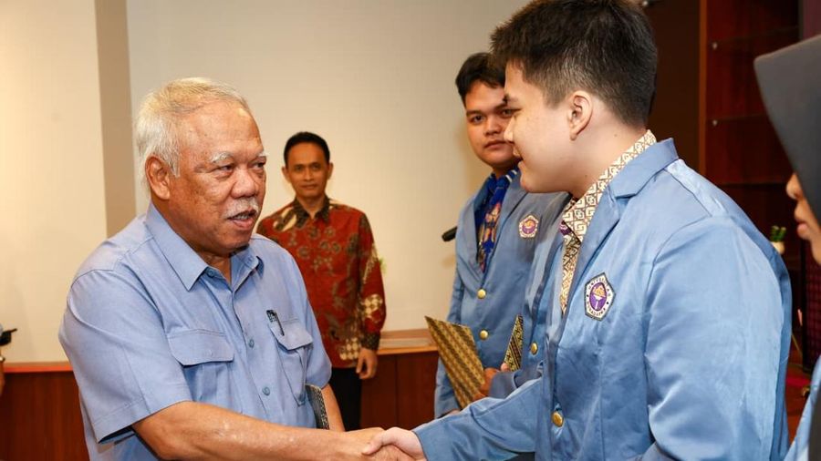 Kepala Otorita Ibu Kota Nusantara (IKN) Basuki Hadimuljono menyambut mahasiswa angkatan pertama Universitas Gunadarma IKN dalam kuliah umum di Gedung N1 Universitas Gunadarma IKN, Senin (28/9/2026). (Dok. Humas OIKN/Kevin)