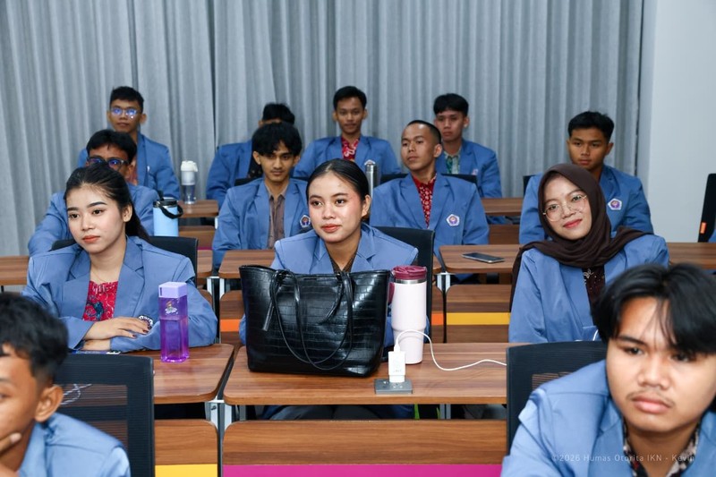 Kepala Otorita Ibu Kota Nusantara (IKN) Basuki Hadimuljono menyambut mahasiswa angkatan pertama Universitas Gunadarma IKN dalam kuliah umum di Gedung N1 Universitas Gunadarma IKN, Senin (28/9/2026). (Dok. Humas OIKN/Kevin)