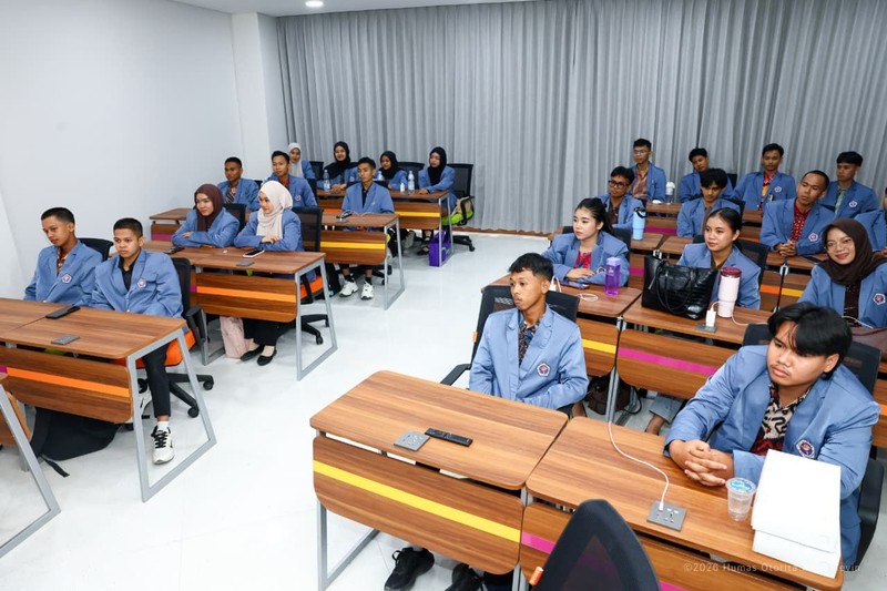 Kepala Otorita Ibu Kota Nusantara (IKN) Basuki Hadimuljono menyambut mahasiswa angkatan pertama Universitas Gunadarma IKN dalam kuliah umum di Gedung N1 Universitas Gunadarma IKN, Senin (28/9/2026). (Dok. Humas OIKN/Kevin)