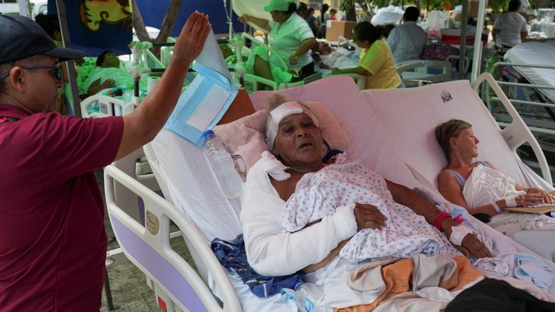 Luisette Rivera mendapatkan penanganan medis di luar Rumah Sakit San Joaquin setelah dievakuasi menggunakan helikopter dari Tonosi—wilayah yang terdampak gempa bumi di dekat pesisir selatan Panama—menyusul peristiwa runtuhnya rumahnya saat ia berada di dalamnya, di La Villa de los Santos, Panama, pada 10 Oktober 2026.