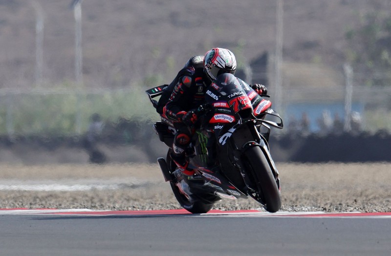 Pembalap Aprilia Racing Marco Bezzecchi merayakan kemenangan di atas podium sambil mengangkat trofi setelah memenangi balapan MotoGP Grand Prix Indonesia 2026, bersama pembalap Trackhouse MotoGP Team Raul Fernandez yang finis kedua dan pembalap Aprilia Racing Jorge Martin yang menempati posisi ketiga, di Sirkuit Internasional Mandalika, Mandalika, Indonesia, (11/10/2026). (REUTERS/Willy Kurniawan)