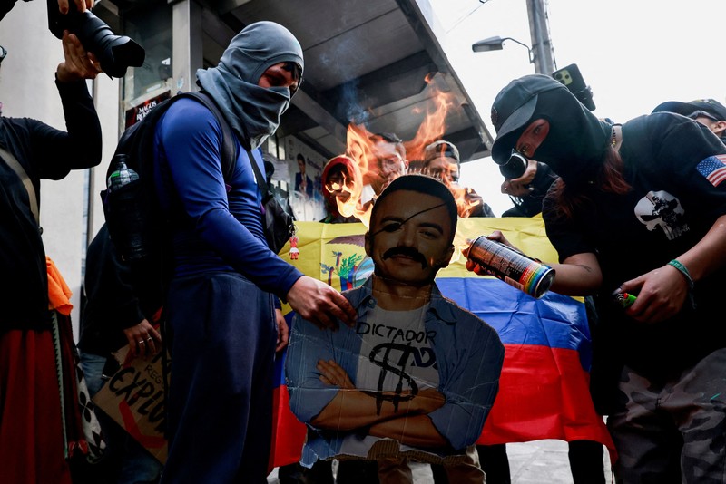 Para pengunjuk rasa berpawai menentang pemerintahan Presiden Ekuador Daniel Noboa, menuntut akses yang lebih baik terhadap layanan kesehatan, pendidikan, dan pekerjaan yang layak, dalam sebuah demonstrasi yang dipimpin oleh kaum muda di Quito, Ekuador, pada 10 Oktober 2026. (REUTERS/Karen Toro)