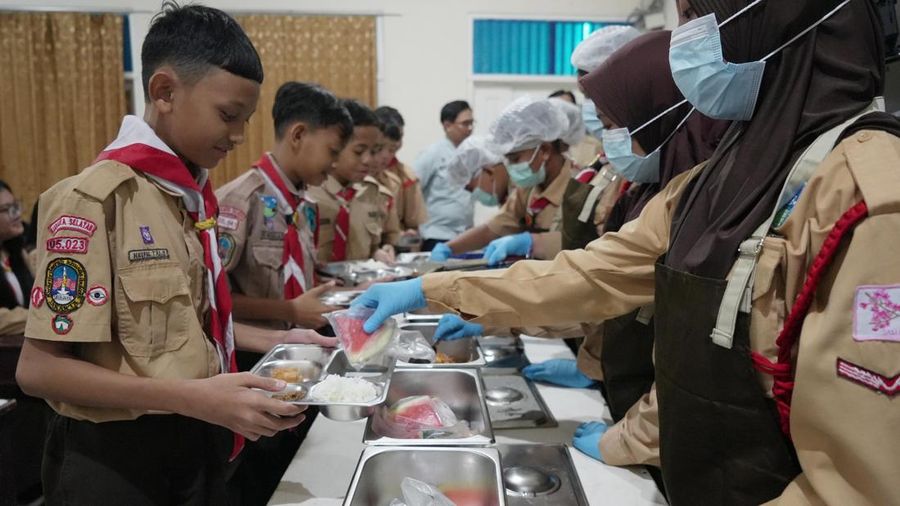 Para Siswa-siswi SMP Kemala Bhayangkari 3 saat mencicipi aneka hidangan secara prasmanan dalam kegiatan Makan Bergizi Gratis (MBG) di Jakarta, Rabu (10/08/2026).