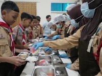 Para Siswa-siswi SMP Kemala Bhayangkari 3 saat mencicipi aneka hidangan secara prasmanan dalam kegiatan Makan Bergizi Gratis (MBG) di Jakarta, Rabu (10/08/2026). (Dok. BGN)