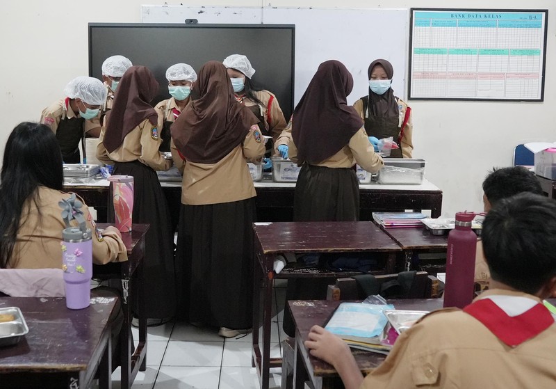 Relawan melakukan pelabelan ompreng MBG di Satuan Pelayanan Pemenuhan Gizi (SPPG) Mabes Polri, Pejaten, Jakarta, Rabu (8/10/2026). (Dok. BGN)