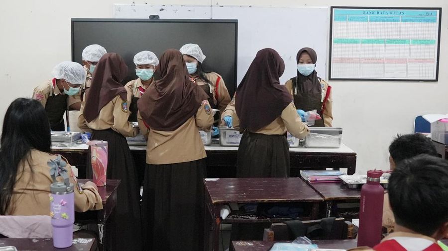 Para Siswa-siswi SMP Kemala Bhayangkari 3 saat mencicipi aneka hidangan secara prasmanan dalam kegiatan Makan Bergizi Gratis (MBG) di Jakarta, Rabu (10/08/2026).