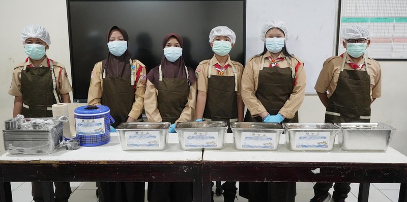Relawan melakukan pelabelan ompreng MBG di Satuan Pelayanan Pemenuhan Gizi (SPPG) Mabes Polri, Pejaten, Jakarta, Rabu (8/10/2026). (Dok. BGN)