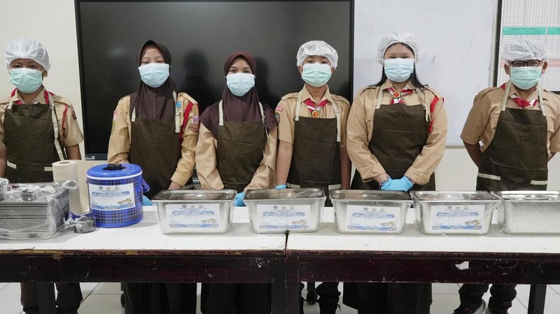 Para Siswa-siswi SMP Kemala Bhayangkari 3 saat mencicipi aneka hidangan secara prasmanan dalam kegiatan Makan Bergizi Gratis (MBG) di Jakarta, Rabu (10/08/2026).