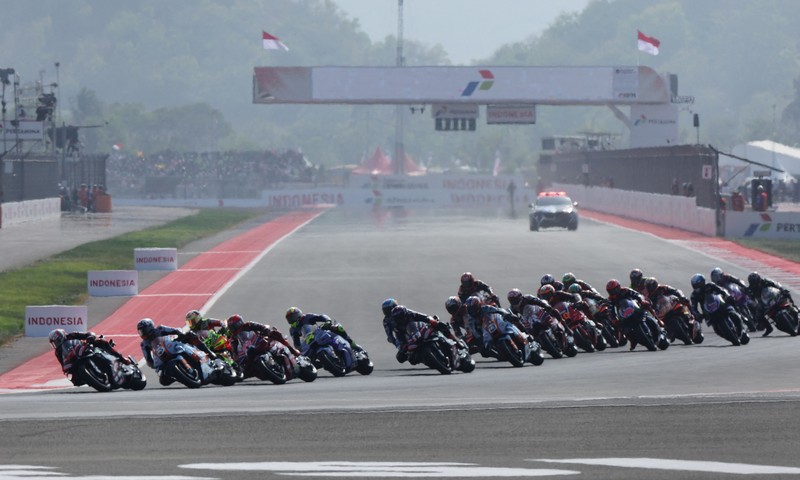 Pembalap Aprilia Racing Marco Bezzecchi merayakan kemenangan di atas podium sambil mengangkat trofi setelah memenangi balapan MotoGP Grand Prix Indonesia 2026, bersama pembalap Trackhouse MotoGP Team Raul Fernandez yang finis kedua dan pembalap Aprilia Racing Jorge Martin yang menempati posisi ketiga, di Sirkuit Internasional Mandalika, Mandalika, Indonesia, (11/10/2026). (REUTERS/Willy Kurniawan)
