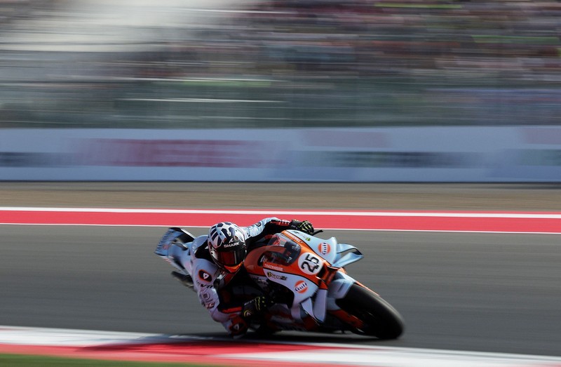 Pembalap Aprilia Racing Marco Bezzecchi merayakan kemenangan di atas podium sambil mengangkat trofi setelah memenangi balapan MotoGP Grand Prix Indonesia 2026, bersama pembalap Trackhouse MotoGP Team Raul Fernandez yang finis kedua dan pembalap Aprilia Racing Jorge Martin yang menempati posisi ketiga, di Sirkuit Internasional Mandalika, Mandalika, Indonesia, (11/10/2026). (REUTERS/Willy Kurniawan)