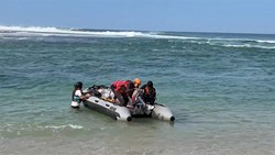 Ombak Ganas Pantai Cibuaya Gulung 5 Wisatawan, 2 Orang Hilang