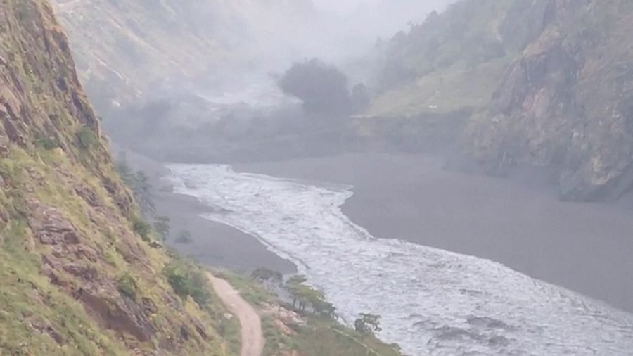 Rekaman udara yang beredar di media sosial memperlihatkan sebuah desa di Provinsi Gandaki, Nepal, terendam banjir setelah arus deras menerjang wilayah Nepal bagian tengah pada Minggu (11/10/2026). (Tangkapan Layar Video AFPTV)