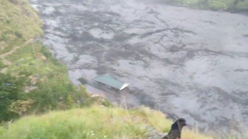 Rekaman udara yang beredar di media sosial memperlihatkan sebuah desa di Provinsi Gandaki, Nepal, terendam banjir setelah arus deras menerjang wilayah Nepal bagian tengah pada Minggu (11/10/2026).