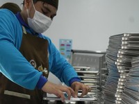 Relawan melakukan pelabelan ompreng MBG di Satuan Pelayanan Pemenuhan Gizi (SPPG) Mabes Polri, Pejaten, Jakarta, Rabu (8/10/2026). (Dok. BGN)