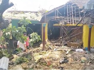 Hilang Kendali, Truk Gasak Rumah di Sukolilo Pati