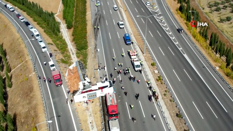 Sebanyak 11 orang tewas dan 27 lainnya terluka setelah sebuah bus pariwisata bertabrakan dengan truk di wilayah barat Turki pada Minggu (11/10/2026). (Tangkapan Layar Video Reuters/IHA)