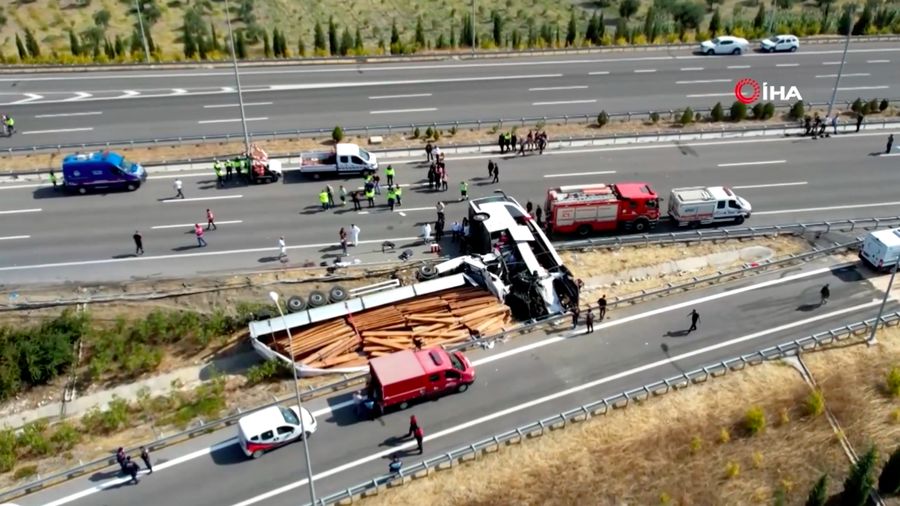 Sebanyak 11 orang tewas dan 27 lainnya terluka setelah sebuah bus pariwisata bertabrakan dengan truk di wilayah barat Turki pada Minggu (11/10/2026).