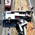 Sebanyak 11 orang tewas dan 27 lainnya terluka setelah sebuah bus pariwisata bertabrakan dengan truk di wilayah barat Turki pada Minggu (11/10/2026). (Tangkapan Layar Video Reuters/IHA)