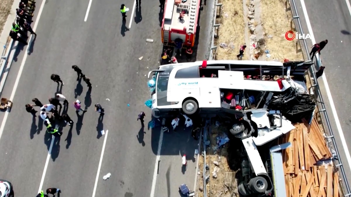 Potret Kecelakaan Maut Bus Terguling Usai Tabrak Truk, 11 Tewas