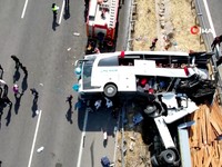 Sebanyak 11 orang tewas dan 27 lainnya terluka setelah sebuah bus pariwisata bertabrakan dengan truk di wilayah barat Turki pada Minggu (11/10/2026). (Tangkapan Layar Video Reuters/IHA)
